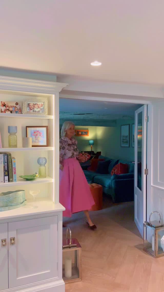 Elegance isn’t about the price tag, it’s about confidence, simplicity, and how you carry yourself. Blouse, Skirt and sling backs all high street, but the energy? Pure chic 🥂
Not sure which colours or styles suit you best? Let’s find out together.
DM me or click the link in bio to book your 20 minute free discovery session.
#TheEffortlessEdit #StyleConfidence #femaleentrepreneur #occasiondressing