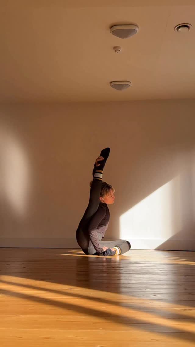 Day 5 of our #alofurryfriends Challenge
To integrate Flying Warrior into my flow, I’m playing with threads. Threads are one of my favourite techniques for transitions — they really encourage you to get creative and explore how you can link one pose to another.
The idea behind threading is simple: you’re weaving one part of the body through another, passing the “thread” to create interesting shapes and smooth, unexpected transitions. It’s a great way to make your vinyasa feel more dynamic, expressive, and uniquely your own.
Threading is also one of the techniques I’ll be exploring in my 50 hour Advanced Vinyasa Training with Yoga Sangha @yoga.sangha in Montreal this November. During this training, we’ll dive deep into techniques and motifs for creating vinyasa classes that you can really play with — bringing more creativity, connection, and flow into your teaching and practice.
#FunkUpYourTransitions #YogaTransitions #AdvancedVinyasa #FlexibilityFlow #MovementArt #MovementArtist #FlyingWarrior #PigeonPose #YogaSangha #YogaSanghaMontreal #FlexibilityShapes #AloYoga #CreativeVinyasa #YogaPractice #VinyasaFlow