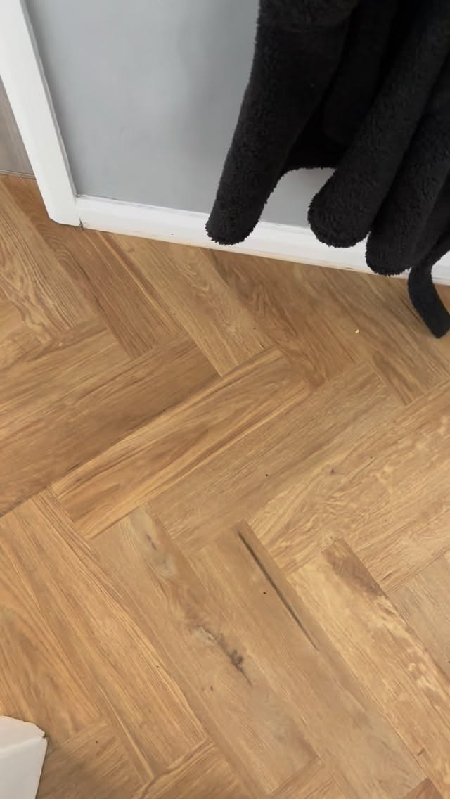 Carrying through from the kitchen with this stunning @karndean_uk Van Gogh Croftmore Oak tiles. Customer really happy with the results ππ»ππ»
#manchesterhomerenovation #manchesterfloorlayers #manchesterlvtfloor #parquetflooring #herringbone #hallwayflooringideas #karndeandesign #manchesterkitchenfitter #manchesterfloorfitter #karndeanflooringmanchester