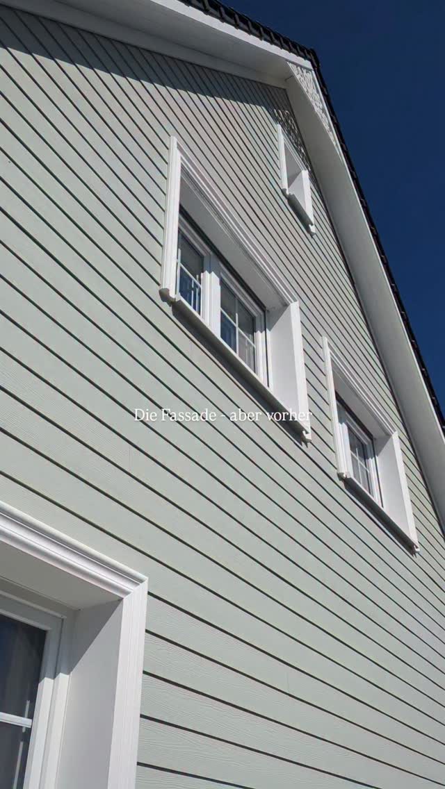 Außenfassade - aber vorher🏚️
altes Holz aus dem Jahr 1935, darunter Fachwerk mit Bimsstein ausgemauert 🪵🏚️
Schicht für Schicht haben wir alles erneuert – mit Dämmung, Kreuzlattung und schließlich modernen Faserzementplatten in einem zarten Grün 💚
Aus Alt wird Neu – und die Fassade erstrahlt in neuem Glanz ✨
#Hausumbau #Fassade #VorherNachher #Sanierung #Hausprojekt #Faserzement #Altbauliebe #Modernisierung #Ferienhaus