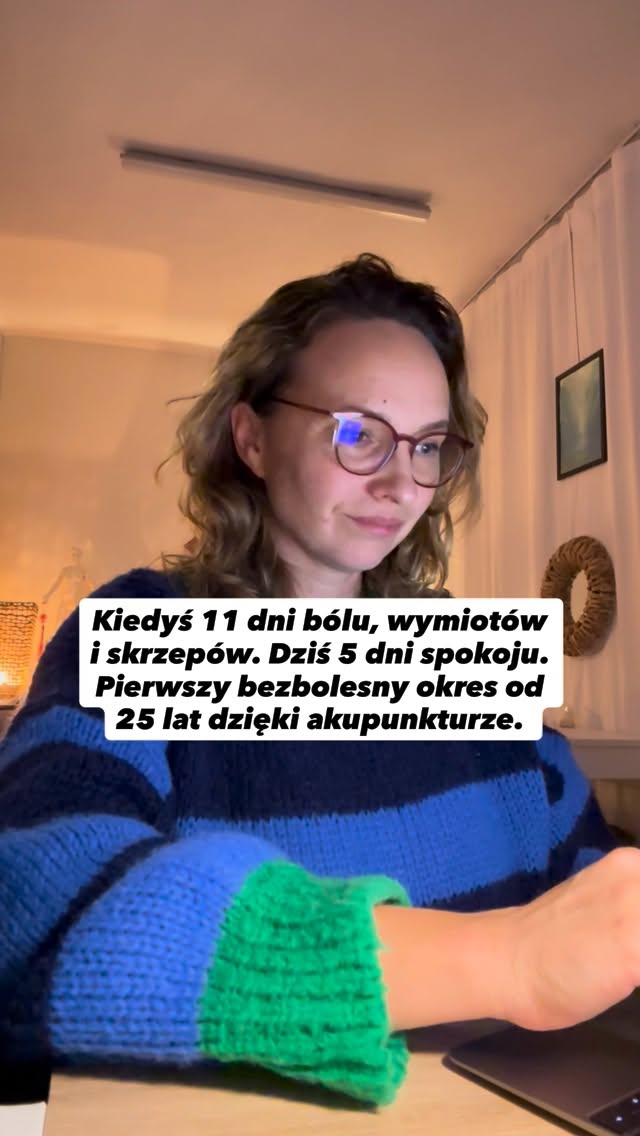👉 „Pierwszy raz od 25 lat mam okres bez bólu. Nigdy bym nie pomyślała, że to możliwe.”
Przez lata mojej pacjentki miesiączki wyglądały podobnie –
pierwsze 3 dni to leżenie plackiem, silne bóle, wymioty, biegunki, zwolnienie z pracy.
Okres trwał nawet 11 dni, ze skrzepami i ciemnym, brązowym kolorem krwi.
Po terapii akupunkturą:
✨ krwawienie skróciło się do 5–6 dni,
✨ kolor krwi stał się żywszy, bardziej krwisty,
✨ skrzepy niemal zniknęły,
✨ a okres przestał być czasem cierpienia – stał się naturalnym rytmem ciała.
Zamiast cierpienia – luz, spokój i… życie toczy się dalej. 🌸
W medycynie chińskiej miesiączka jest odbiciem przepływu energii i krwi w ciele.
Kiedy ten przepływ zostaje przywrócony – ciało przestaje walczyć, a zaczyna współpracować.
Czasem wystarczy kilka sesji, by ciało przypomniało sobie, jak dobrze potrafi funkcjonować. 💗
🌿 Akupunktura i zioła to nie tylko wsparcie płodności –
to także ulga w bolesnych miesiączkach, regulacja cyklu i odzyskanie energii.
🚨🚨🚨Chcesz poznać punkty do samodzielnego masażu przy bolesnych miesiączkach?
Skomentuj STOP, a wyślę Ci link!
Zaopiekuj się sobą w Bertha Holistic. 🌸
•••••••••••••••••••••••••••••••••••••••••••••••••••
🌱 Wsparcie płodności, zdrowia, emocji, urody.
🌸 Beata Szlachta – ekspert medycyny chińskiej
❤️ Bertha Holistic Centrum medycyny naturalnej we Wrocławiu.
☘️ Akupunktura, zioła, medycyna chińska, terapie twarzy.
•••••••••••••••••••••••••••••••••••••••••••••••••••
#akupunktura #wrocław #medycynachińska #TCM #zdrowiekobiety #bolesnamiesiączka #hormony #równowaga #naturalnaterapia #berthaholistic