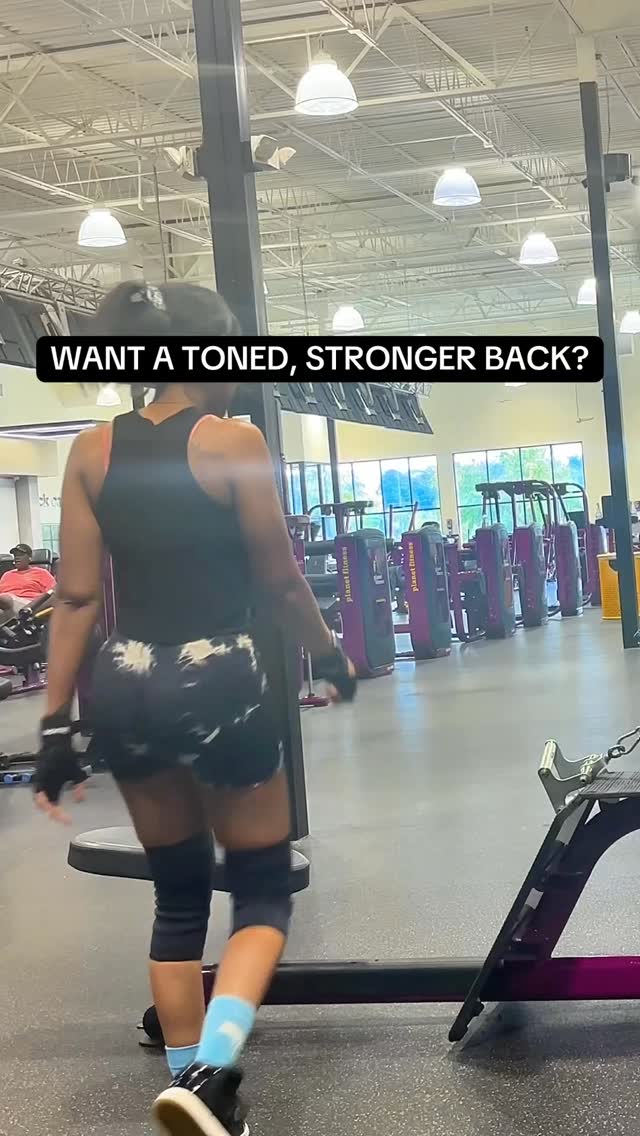 STOP skipping back day! 🛑 This Seated Cable Row is one of the best exercises for getting a strong, toned back.
The Benefits:
✅ Toner Back: Primarily targets the lats (Latissimus Dorsi) and mid-back (Rhomboids/Traps) to create a lean, defined look.
✅ Better Posture: Strengthens the muscles that pull your shoulders back, helping you sit/stand taller and counteracting “desk posture”.
✅ Overall Strength: It’s a compound pulling movement that improves grip strength and works the biceps as a secondary muscle.
Key Technique Tips:
💪🏽Lean forward at the start to get a full stretch in your lats.
💪🏽Pull the handle towards your belly button, driving your elbows back.
💪🏽Squeeze your shoulder blades together at the end of the movement.
💪🏽Control the weight as you let it back out for a full stretch.
Train smarter, not harder! Save this for your next back workout! 🔥
#SeatedCableRow #BackWorkout #BackDay #GymMotivation #FitnessTips