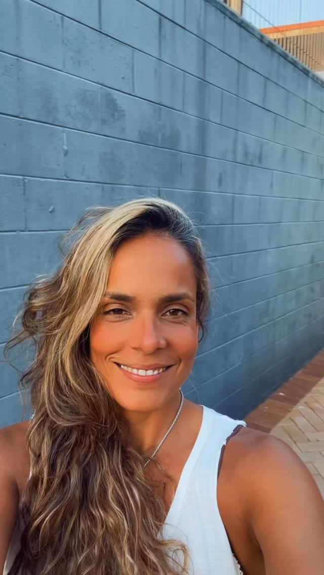 Back to the same school I painted last year — thanks @mudgeerabacreekss for having me 🩵. This time with a mural that celebrates music, art, and nature. 🎶🌿🎨
It was so hot during these days, but with a bit of magic (and my partner’s help 💛), we brought this piece to life!
The mural even has an interactive butterfly where the kids can take photos and feel the power of transformation 🦋
I hope this artwork inspires the students to play music, create art, and express themselves freely.
I love my job!!! 😍😍🥹🥹