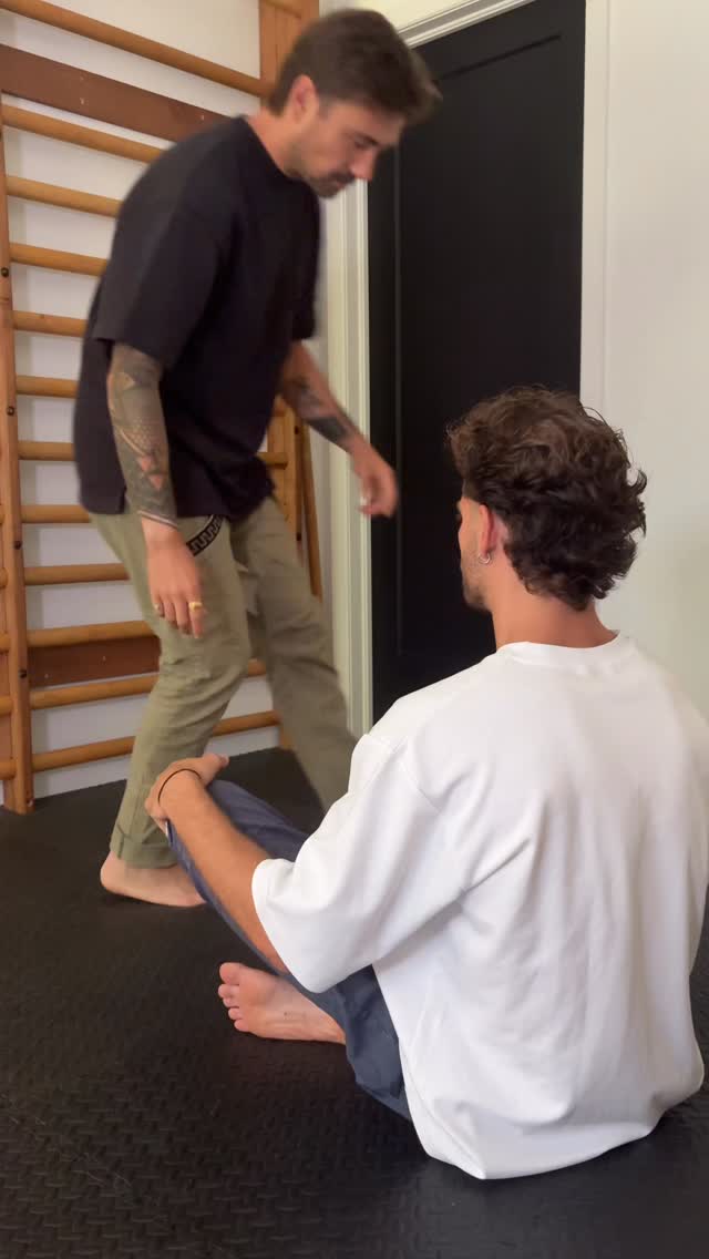 Grande annonce!
Je suis heureux d’ajouter à mes services de coaching, de l’accompagnement en thérapie manuelle dédié au soin.
Inspirée du yoga thaï, ma pratique de thérapie manuelle combine étirements assistés, pressions profondes, techniques de relâchement musculaire qui inclus parfois l’usage d’outils comme le Theragun, ou encore des accessoires tels que le traversin et couvertures.
Chaque séance est unique, pensée pour vous aider à retrouver une meilleure mobilité, soulager les tensions, et reconnecter à votre corps en douceur.
Curieux(se) d’essayer?
Contacte-moi pour avoir plus d’informations et prendre rdv! J’ouvre plusieurs plages horaires dans mon agenda.
Je vous accueille avec ouverture, écoute, intuition, sensibilité, bienveillance et simplicité, totalement dédié à votre bien être!