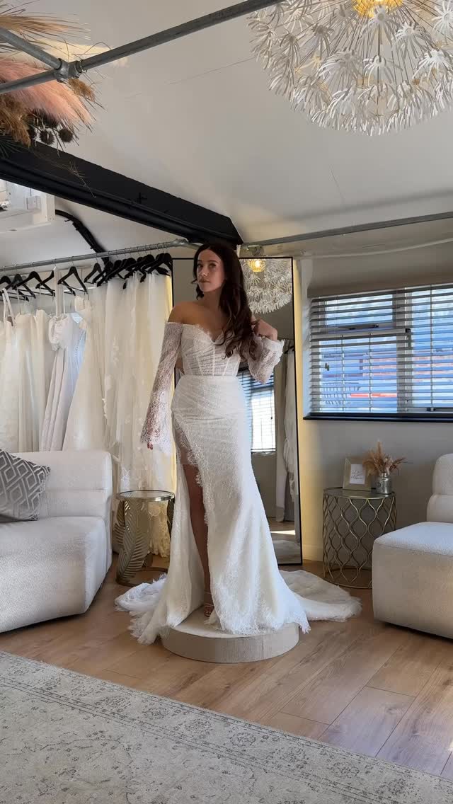 For the bride dreaming of lace… Berkeley by Wona ✨
#dreamingoflace #bridetobe