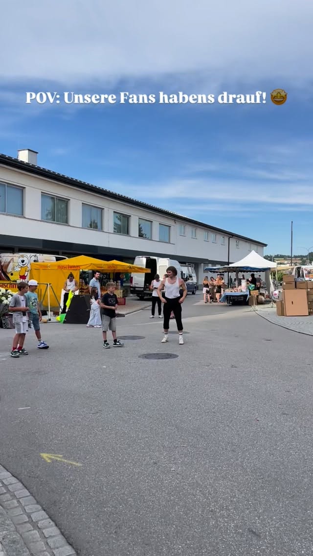 Immer wieder schön selbst nach einer Show überrascht zu werden 😍
Manche machen Fotos mit uns und andere fragen nach nem Salto hahaha. Wortwörtlich unsere Zuseher*innen haben’s drauf!
Bis zur nächsten Show 🥳
#flying_freaks #parkour #performance #show #calistehnics