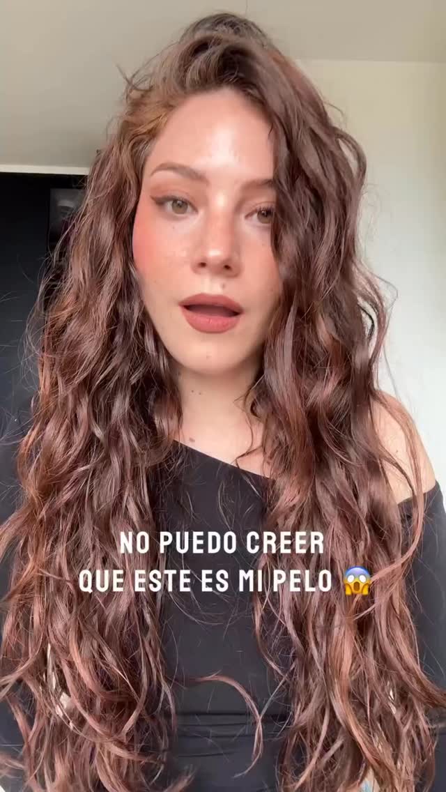 A veces tenemos unas ondas hermosas y no lo sabemos, esto fue lo que le ocurrió a @rainbowflawless  y tal vez es lo que te está pasando a ti 🩷
#rulosperu #afro #curlyhair #wavyhair