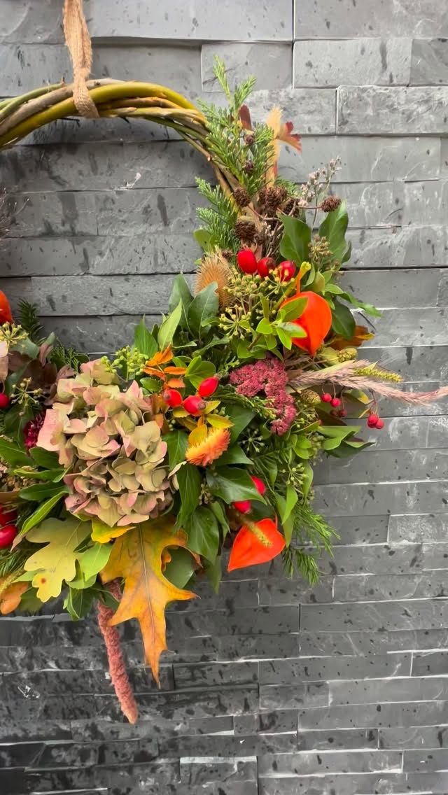 Some lovely autumness to brighten up a dull day. We love celebrating the colours and textures that autumn brings. We had a workshop and orders delivered today- all advised not to hang their wreaths on the doors today. I’m going to hunker down for the storm tommorrow and re- emerge to enjoy autumn again on Sunday!
#seasonalflowers #autmn #autumnwreath