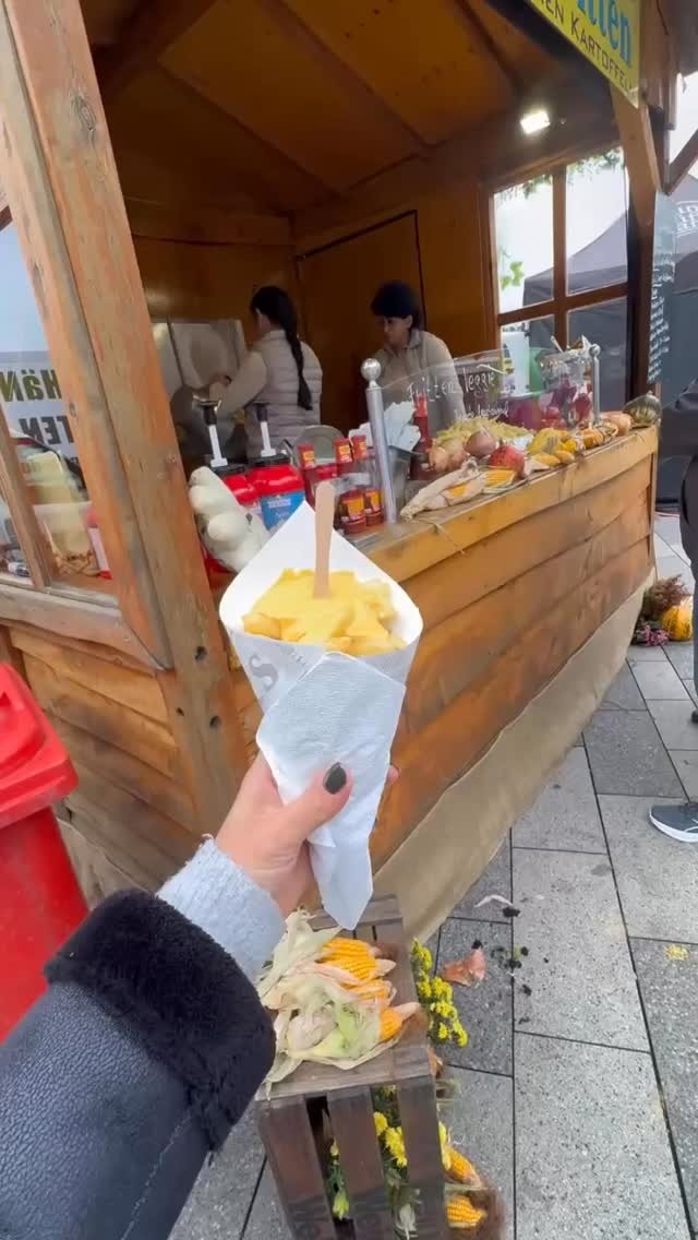 Was für ein großartiger Abschluss! ✨
-
Der letzte Schlemmermarkt des Jahres war noch einmal ein echtes Highlight – voller Genuss, Musik, Begegnungen und guter Laune. 🍷🧀🎶
Vielen Dank an alle Besucherinnen und Besucher, die auch diesmal wieder für eine wunderbare Atmosphäre gesorgt haben – ihr macht den Schlemmermarkt zu dem, was er ist: ein Ort des Zusammenkommens, des Genießens und des Austauschs. 💛
Ein riesiges Dankeschön geht auch an alle Gastronom:innen, Winzer:innen, Musiker:innen und Helfer:innen, die mit Leidenschaft, Herzblut und Geschmack dafür sorgen, dass jeder Schlemmermarkt zu einem besonderen Erlebnis wird. 🕯️🙌
Wir freuen uns jetzt schon auf die nächste Saison – mit neuen Geschmackserlebnissen, vertrauten Gesichtern und hoffentlich genauso viel guter Stimmung! 🥂
#Schlemmermarkt #Düren #Danke