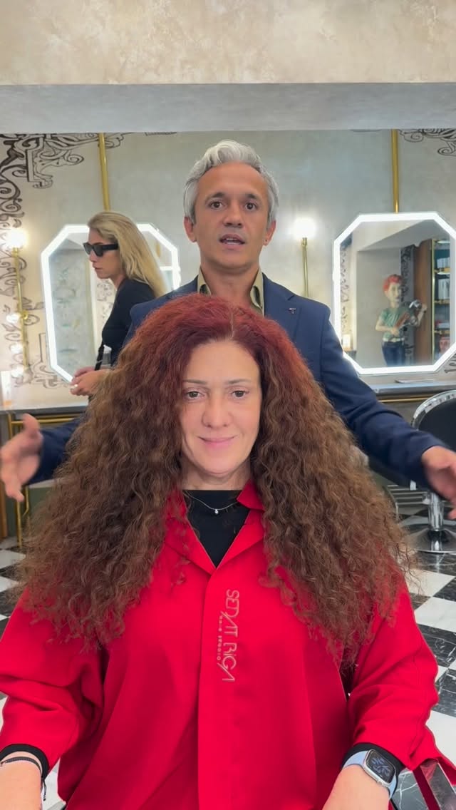 Renk,şekil,hacim ve doku uyumunu en güzel yansıtan örneklerden , uygulama öncesini videonun sonunda göreceksiniz .
.
.
⚠️ Mikro kaynak yaptırmayı düşünüyorsanız lütfen kendinize bu soruları sorun :
✅ Saçlarım doğal ve hafif hissedilecek mi ?
✅ Saç derimde batma veya ağırlık hissi olur mu ?
✅ Kullanılan saçın kalitesi bana uygun mu?
✅ renk şekil hacim ve doku uyumunu dikkate alacak mısınız ?
✅ Saçlarımı topladığımda veya rüzgarda kaynak belli olur mu ?
✅ Saçlarım günlük kullanımda istediğim gibi şekil alabilir mi ?
✅ Uzun vadede kendi saçımı uzatma imkanı verir mi yoksa her yaptırdığımda saçlarım diplerden azalacak mı ?
✅ Çıkartırken doğal saçlarım kopar mı kendi özel solüsyonuyla mı çıkartıyorsunuz yoksa aseton alkol ya da tiner mi kullanıyorsunuz ?
💫 Ayrıca kendinize şunu da sorun:
• Kendimi daha bakımlı ve özgüvenli hissetmek istiyor muyum?
• Saçlarımın bana yakışan en doğal haliyle görünmesini istiyor muyum?
Çünkü gerçek bir mikro kaynak uygulaması, saçınızla bir bütün olur.
Hafifliği ve konforu sayesinde saçınıza zarar verme potansiyeli çok düşüktür.
Görünmez yapısıyla doğallığı ön plana çıkarır saçlarınızın devamı gibi görünür ve size özgüven katar.
✨ Eğer aklınızda sorular varsa ya da en doğru kararı vermek isterseniz, bizden ön görüşme randevusu talep edin.
+90 (533) 776 64 74
.
#sedatbiga #mikrokaynak #medikalkaynak #nisantasi