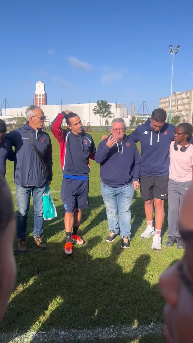 À jamais les premières !
Moment historique pour le Rugby Olympique de Pantin 💥
Nos cadettes écrivent une nouvelle page de l’histoire du club… 🖋️
Pour la première fois, une équipe cadette à XV 100 % Pantinoise — un effectif fier et uni sous nos couleurs 🔵🔴
Cette aventure débute avec un match amical, première étape d’une saison pleine de promesses, de travail et de passion. 🔥
Une saison pour s’entraîner, progresser et marquer leur propre histoire. 📖✨
👏 👏🏻👏🏾Bravo aux joueuses, au staff et à toutes celles et ceux qui rendent ce rêve possible.
#rugbypourtous #touspourpantin