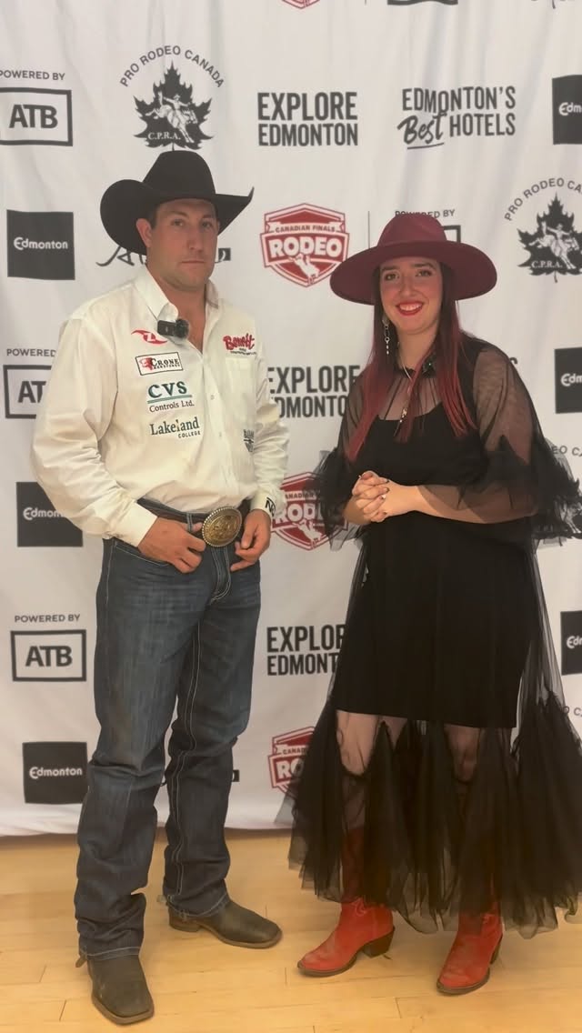One of our team members Britain Mills-Dawes had the absolute pleasure of chatting with the legendary steer wrestler Scott Guenthner (@scott_guenthner)!
What an amazing display heโs managed to do at CFR51 with winnings across the board snagging the top spot each round so far.
#cfr #steerwreastling #rodeo #round3