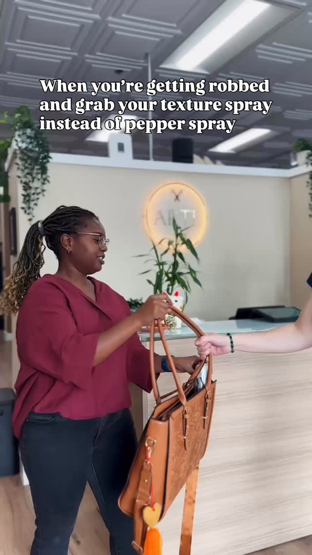 Now the only thing she’s robbing is the mirror 😏😂
.
.
.
.
#artehairstudio #bellevuehair #arte #bellevuesalon #rentonwa #bellevuesalon #bellevuehairsalon #rentonhairstylist #modernsalon #bellevuehairstylist #bellevuewa #salonreels #salonhumor