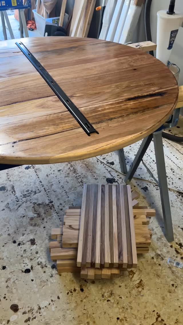 1st coat of oil on the round table and some custom Vic ash floating shelves 👌
.
.
.
.
.
.
.
.
#interiordesign #bespoke #customfurniture #furnituredesign #bespokefurniture #furniture #homedecor #messmate #diningtable #diningroom #roundtable #rounddiningtable #shelves