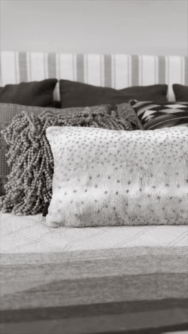 What we say to the outdated idea that you can’t mix your patterns...
“You love me.”
#1889designs | #patternplay #designwithoutrules #guestbedroom