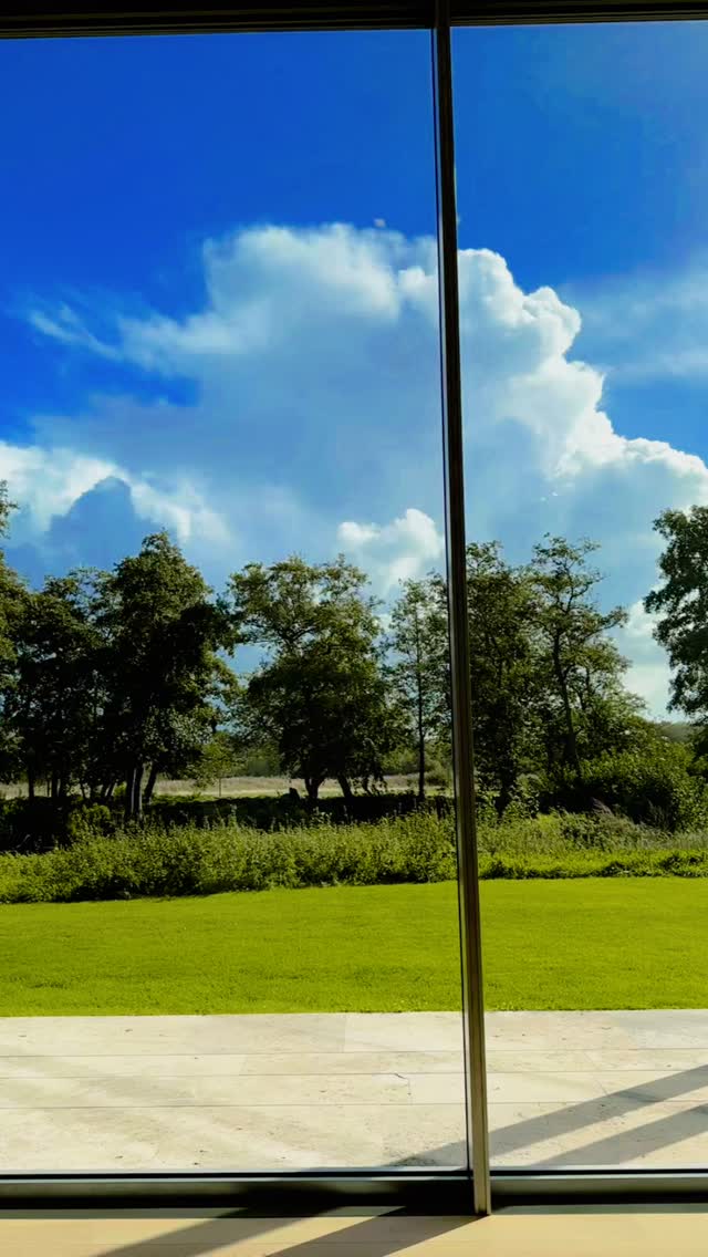 October at @museumvoorlinden.
Time stands still in the work of Mark Manders —
where silence becomes sculpture
and thoughts take shape before they’re spoken.
@museumvoorlinden
⸻
Hashtags
#markmanders #museumvoorlinden #contemporaryart #artmeetsstillness #studioluide #wiebekeatable #artandspace #quietbeauty #modernsculpture #poeticpresence #artdialogue #seekandsee
