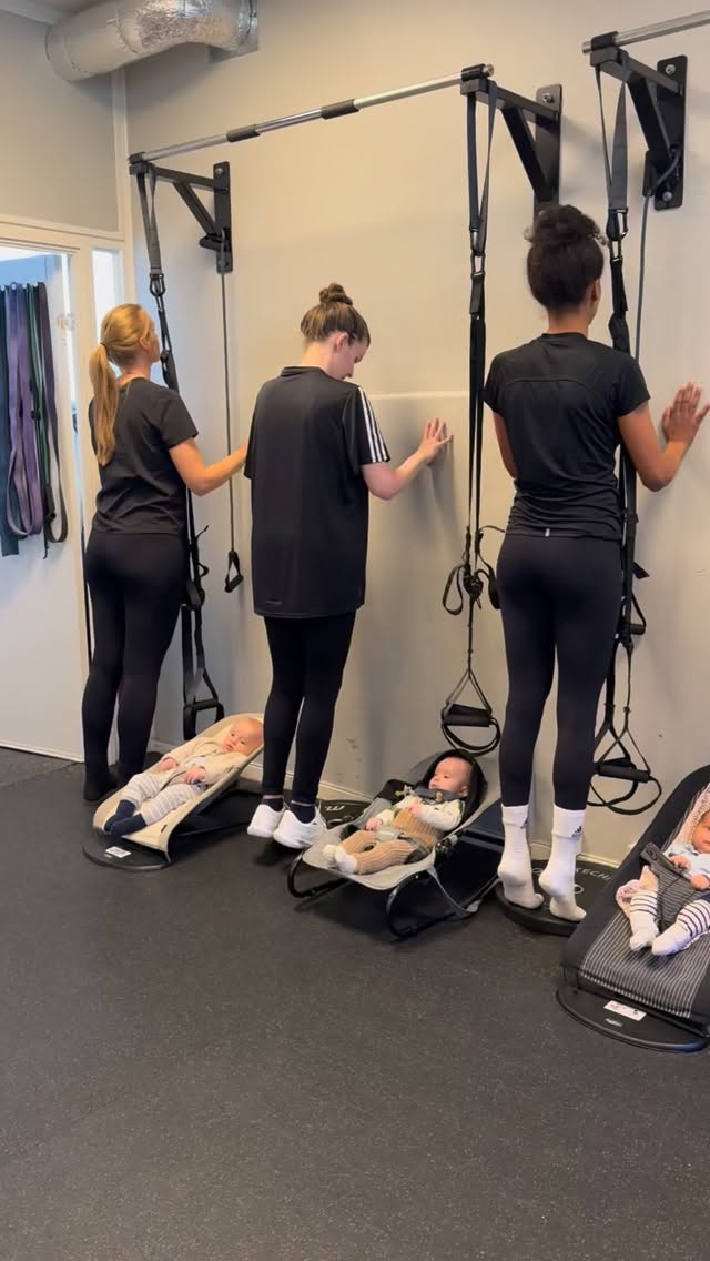 SISTA VECKAN MED BOOTCAMPS
Och nästa vecka startar våra nya BOOTCAMPS!
I @studioq.sthlm erbjuder vi träning från Gravidstark till Stark Kvinna 💪🏽 Det är inte för sent att boka din plats via länken i bion eller genom att skiva ett DM 💌
I våra Bootcamps tränar du 2ggr/veckan under 4 veckor. I vår gemensamma chattgrupp kan du lätt byta pass och de pass du missat kan du ta igen till jul. Det ska vara lätt att träna hos oss 💪🏽
Alla pass i studion är programmerade av mig och min erfarenhet som fysioterapeut & PT tillsammans med alla tusentals timmar jag tränar kvinnor under & efter graviditet. Du är i trygga händer 🫶🏽
Hoppas vi ses nästa vecka!
🎥 Sista veckan med mammorna i nivå 1