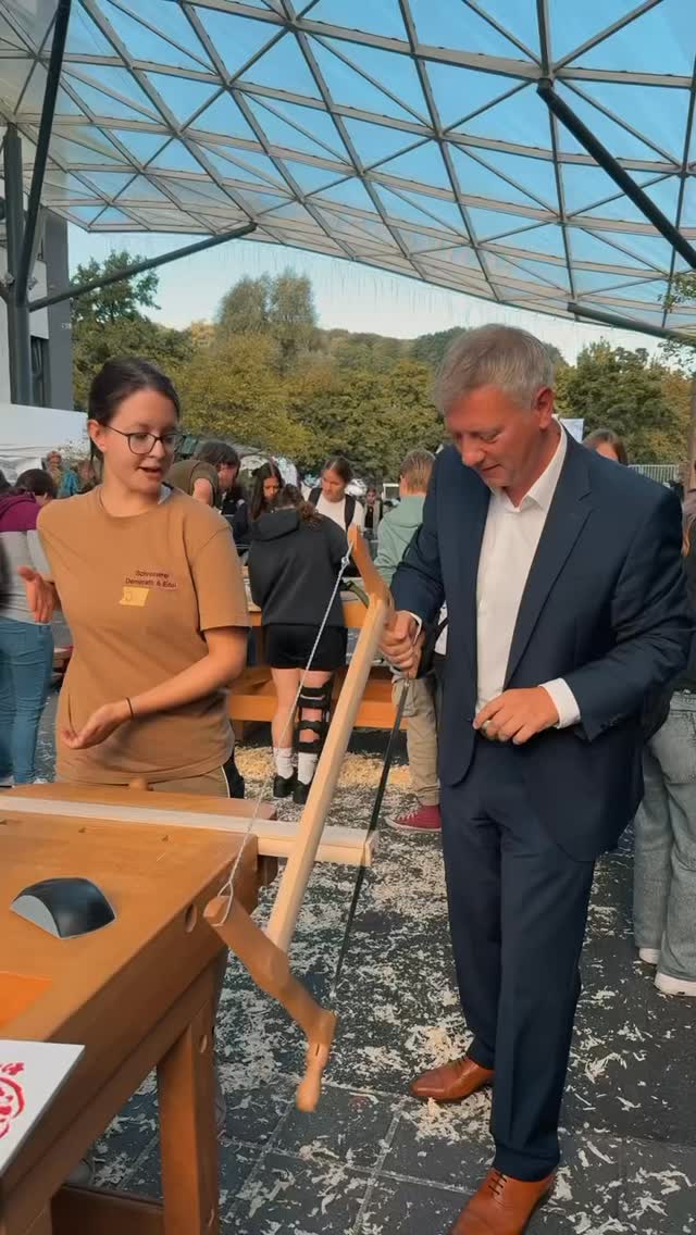 Ein volles Haus bei den Odenwälder Handwerkstagen: Über 1000 Besucherinnen und Besucher – so viele wie noch nie! ✨
Zahlreiche Betriebe präsentierten ihr Handwerk, besonders für Schüler eine tolle Gelegenheit zum Ausprobieren. Auch ich habe mein Geschick getestet… aber am Ende überlasse ich das lieber den Profis 😉👷♂️
Ein weiteres Highlight: die Ideen zur Zeller Brücke. Witzig – wenn die Lage unserer Brücken nicht gleichzeitig so ernst wäre.