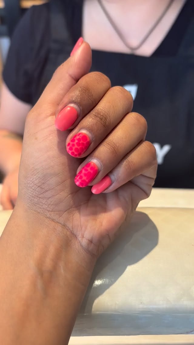 Manicure ideal para estos días primaverales 💐 Horas disponibles para esta semana!!
Nos encuentras en 📍Carlos Antúnez 2015, esquina Pedro de Valdivia Providencia ❤️