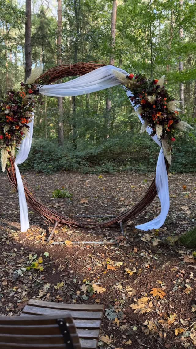 When autumn whispers its magic… 🍁
We bring it to life in every petal — rich burnt oranges, soft toffee roses, wild textures and warm, golden light.
Perfect for couples dreaming of cosy, romantic, timeless florals.
✨ Created with love by The Orchid Room Wedding & Event Floral Design
Serving Essex, London, Hertfordshire, Kent & Suffolk.
#AutumnWeddingFlowers #FloralDesign #TheOrchidRoom #WeddingInspiration #LuxuryFlorist #AutumnBride #RusticRomance