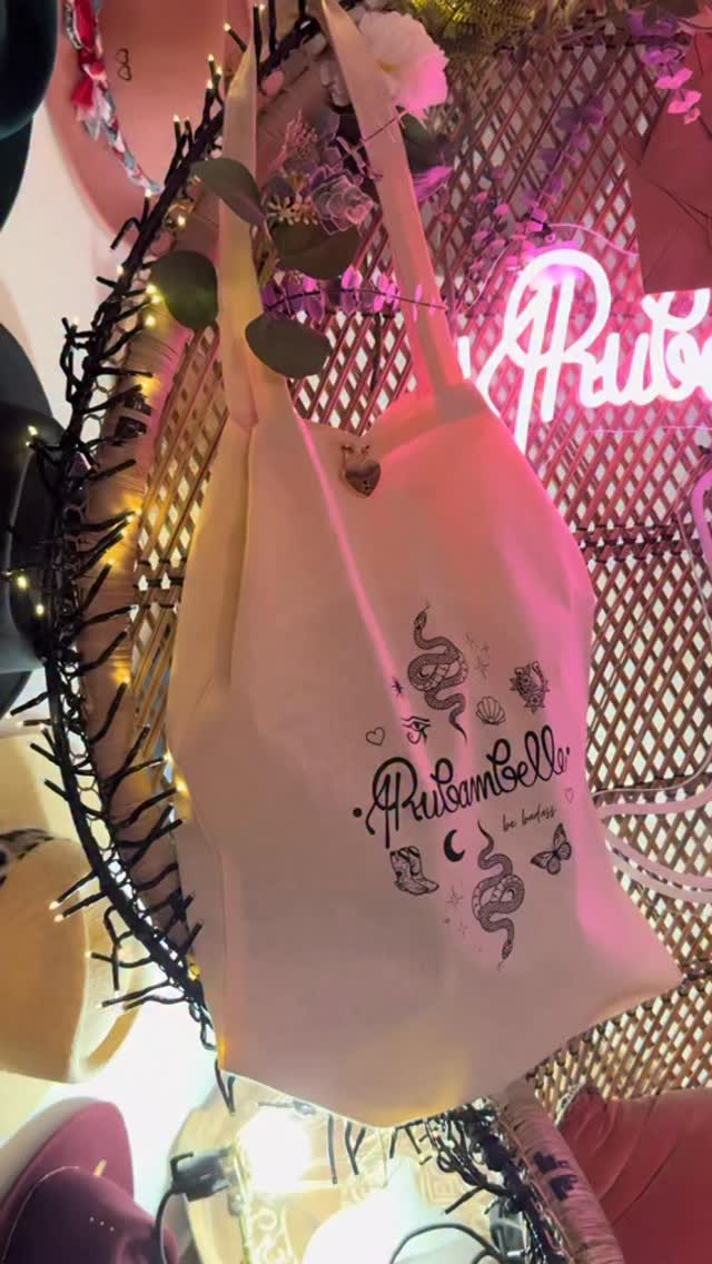 Le Chapeau Surprise de l’Avent Rubambelle arrive le 15 Octobre sur la boutique en ligne! ✨ Vous aimez le concept?
#rubambelle #rubambellechapeau #chapeau #chapeaux #hatstyle #hatlove #hatlovers #hatlover #hatstyles #chapeaufemme #calendrierdelavent #calendrieravent #calendrieravent2025 #noel2025