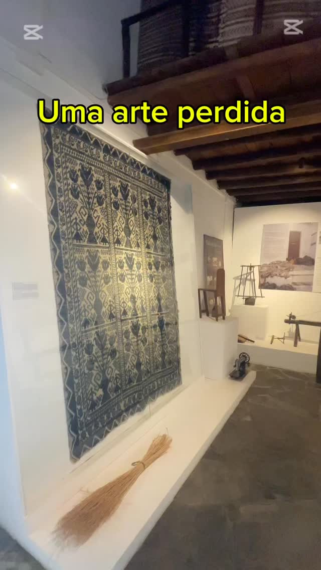 🧶 História e essência da Oficina de Tecelagem de Mértola
A Oficina de Tecelagem faz parte do Museu de Mértola e representa uma das mais antigas artes tradicionais do concelho, dos poucos locais em Portugal onde se realiza este tipo de trabalho manualmente.