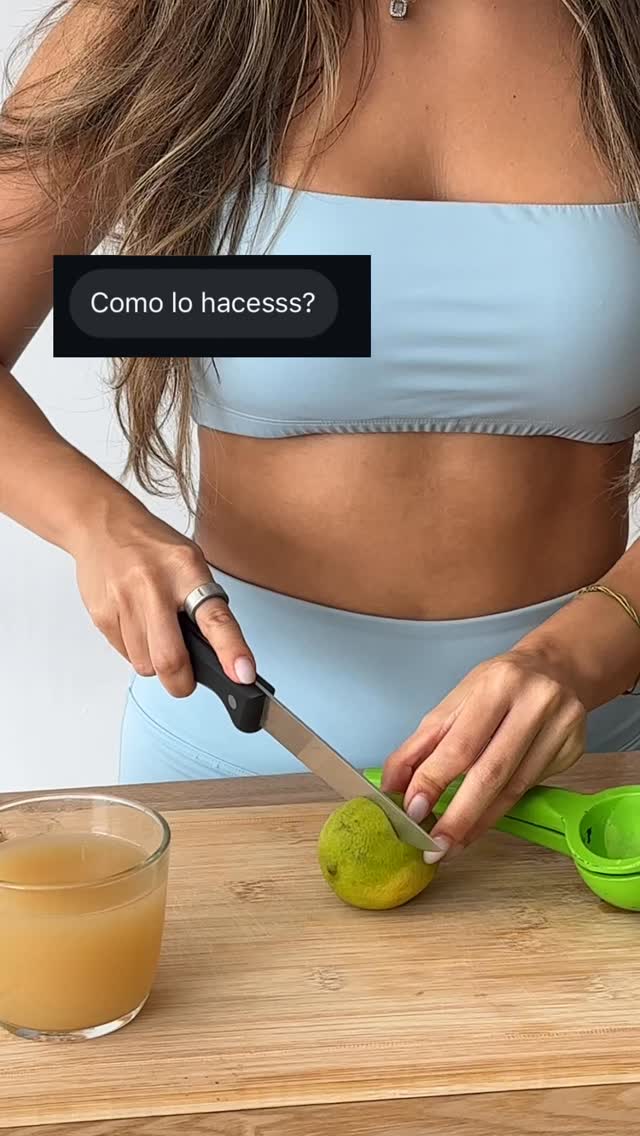 Este caldo es MEDICINA!!!💛
Usé:
700 g de huesos de res
500 g de patas de pollo limpias
2 zanahorias
1 ajo porro
1 cebolla blanca
4 dientes de ajo
Un manojo de cilantro
Sal, pimienta y un chorrito de vinagre de manzana
Paso a paso:
1. Coloca los huesos y las patas en una bandeja y hornea por 20 min a 200°C — esto potencia el sabor y el color del caldo.
2. Pásalos a una olla grande, agrega los vegetales, la sal y el vinagre de manzana (ayuda a extraer el colágeno y los minerales de los huesos).
3. Cubre con agua filtrada y deja cocinar:
* 4 horas en olla de presión
* 8–12 horas si usas olla normal, a fuego muy bajo.
Tips:
🥣Mientras más tiempo lo dejes, más concentrado y gelatinoso será el resultado.
🥣Una vez listo, deja enfriar y retira la capa de grasa de la superficie.
🥣Guárdalo en frascos y congélalo en porciones (dura hasta 3 meses).
🥣Puedes tomarlo en ayunas, usarlo como base de sopas o para cocinar granos y arroces.
Es uno de los mejores aliados para nutrir verdaderamente tu cuerpo y apoyar tu salud hormonal, intestinal y de la piel.
#caldo #caldodehuesos #salud #receta #recetas