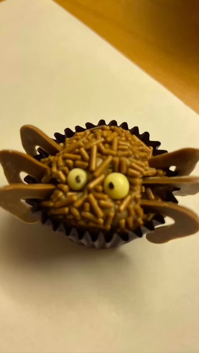 🎃 Spooky season is here! 👻✨
My Halloween brigadeiros have arrived — scary good and wickedly delicious! 🍫🧡 You can order them now OR catch me next Saturday at Hämärät Tunnit event in @tallipiha — I’ll be there with all the Halloween magic (and lots of chocolatey treats!) 🕸️🎃from 18 till 22! Tervetuloa pipou!
.
.
.
.
.
#ilogourmet #rakastanbrigadeiroa #brigadeiro #brigadeironafinlandia #halloweentreats