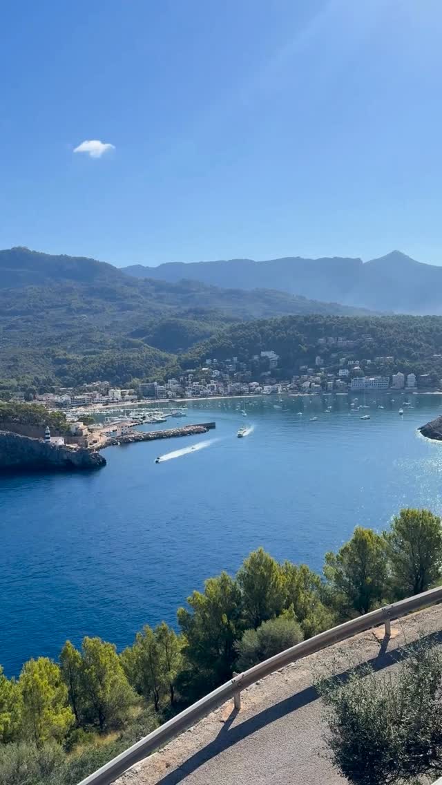 What happens when women come together to nourish their bodies, reconnect with their essence, and awaken their inner glow?
This. 💫
A week of sacred connection, healing practices, breathtaking nature, and deep remembrance of who we truly are.
From sunrise meditations to laughter-filled meals and silent moments of integration Everything was designed to support inner radiance and vitality.
I feel deeply grateful to have witnessed so many transformations…
To all the women who said yes to themselves, thank you for your presence, your openness, your light.
Now, each one of them returns home with tools, rituals, and wisdom to keep walking this path, anchored in their center and supported by their own inner sanctuary.
The glow you see is real.
And it begins within.
🌿 Want to join us next time? Stay tuned.
#BeRadiantRetreat #OjasSanctuary #WellnessRetreat #AyurvedaRetreat #SacredFeminine #ReclaimYourGlow #HolisticWellness #WomenRising #RadiantLiving #InnerGlow #backtoyourcenter