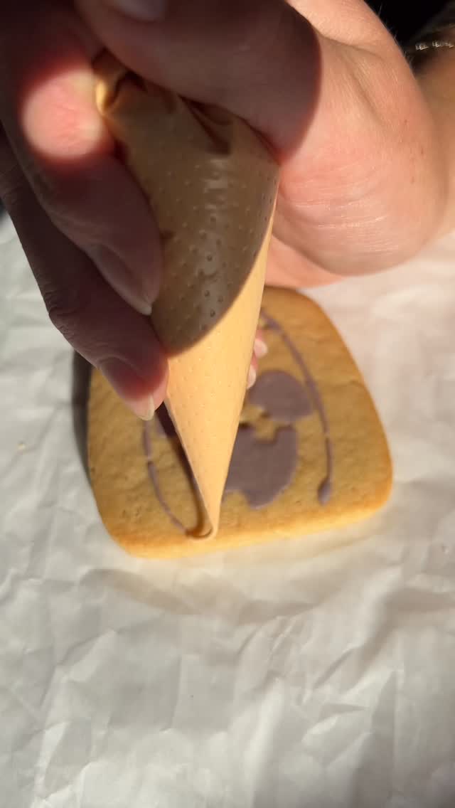 a little peek at one of the cookies we’ll be decorating at my halloween cookie class 🎃
join me at @opehauspub in Barneveld on monday, october 20th from 6–8p for a relaxed night of cookie decorating • perfect for all ages! enjoy a drink, grab something from the menu, and take home your own set of hand-decorated cookies 🤍
save your spot through the link in my bio!