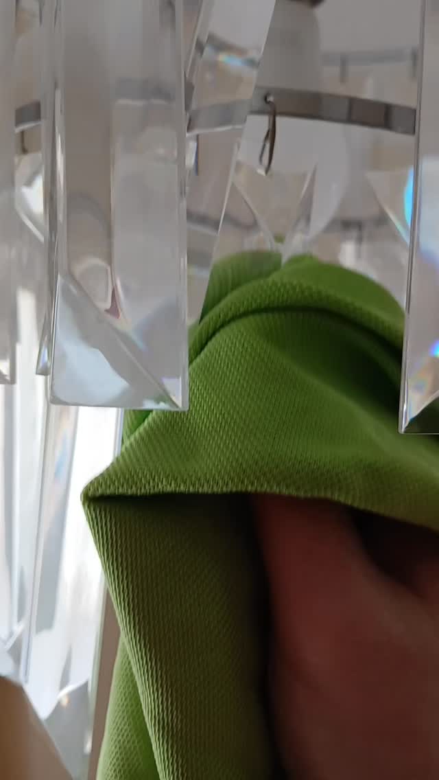 These green glass cloths are quite frankly fantastic. I have hundreds of these and I can never have too many glass cloths in my life. One side is smooth (good for buffing) and the other side is textured (good for cleaning more stubborn areas) 🧽✨