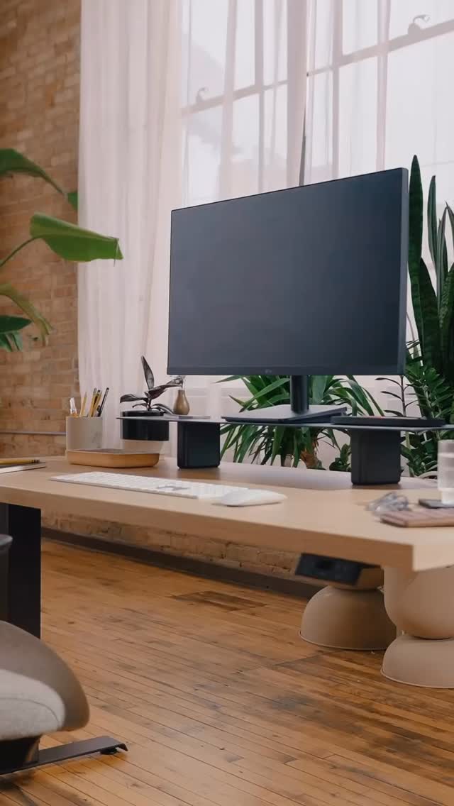 Meet @haworthinc Perk, the new height-adjustable desk that makes sit-to-stand working easier than ever.
✨Sleek finishes
✨Programmable presets
✨Smooth motion
✨Easy-care surface