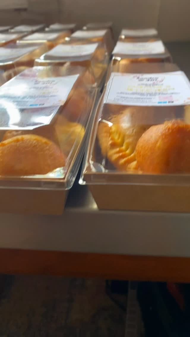 🎉✨ Celebrating Sandra @ 40! ✨🎉
We brought the flavor and the flair with our signature meat pie 🥧 and sweet, golden puff puff 🍩 — beautifully packed in our sustainable boxes 💚
Every bite, a taste of joy. Every box, made with love. 💕
Thank you for choosing Nomie’s Kitchen to be part of your special day! 🥂
#NomiesKitchen #PartySnacks #PuffPuff #MeatPie #FoodieDelight #EcoFriendlyPackaging #BirthdayVibes #SandraAt40 #MadeWithLove #NigerianSnacks