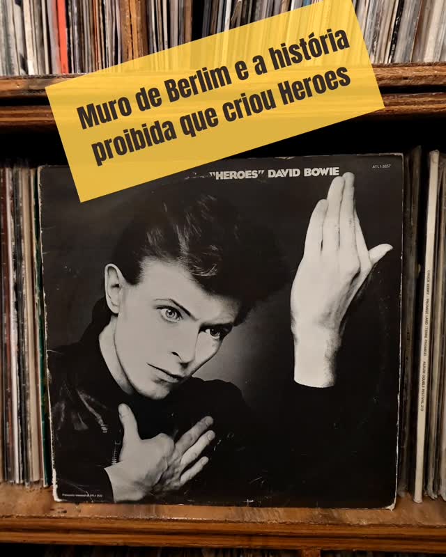 De Viciado em Los Angeles a 'Herói' em Berlim: O Beijo que Salvou David Bowie.
Pode esquecer o mito do anonimato. A canção "Heroes" não nasceu de um casal qualquer.
Em 1976, Bowie estava em Berlim fugindo do vício e do glamour tóxico de Hollywood. A inspiração veio ao ver, pela janela, o seu produtor, Tony Visconti, se beijando com uma cantora alemã à sombra do Muro de Berlim.
Um ato de amor ilegal e proibido que virou um grito de liberdade. O Muro caiu poucos anos depois, e esse disco fez parte da trilha sonora da história.
Essa é a força do vinil. Não é só música, é o registro de uma revolução.
➡️ Onde Encontrar esse Vinil?
O clássico "Heroes" e outros discos estão disponíveis no nosso acervo.
Visite: www.avozdovinil.com (Link na Bio)
Garanta sua cópia e ouça o som da história.
#DavidBowie #Heroes #MuroDeBerlim #Rock #TrilogiaDeBerlim #Vinil #AvozDoVinil #CuriosidadesDoRock #HistoriaDaMusica #VocêNãoSabia #vinilcolection