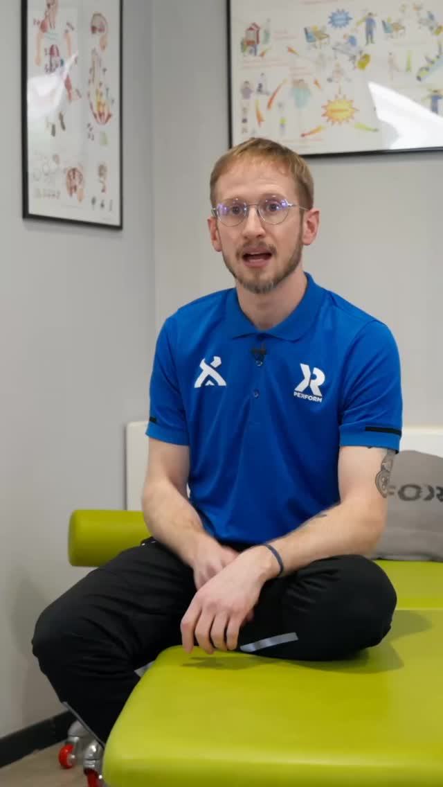 Distorsione in campo ?
No panic !!
Prima di tutto :
✔️ compressione
( non togliere la scarpa 👟 ) -> fino a quando non hai modo di fare una fasciatura o di utilizzare una calza compressiva ad hoc
✔️ elevazione ->
per far riassorbire l’edema formatosi è importante tenere la gamba sopra il livello dell’anca per un maggior ritorno venoso 🦵🏽 .
✔️ stampelle !! -> per le 24/48 h successive non appoggiare il piede 🩼
✔️ghiaccio -> ti consigliamo per un paio d’ore di applicarlo in modo alterno con dei momenti di pausa ( 10 min 😉)
✔️ farmaci solo se prescritti dal medico 💊.
Perform /Il centro per il tuo benessere