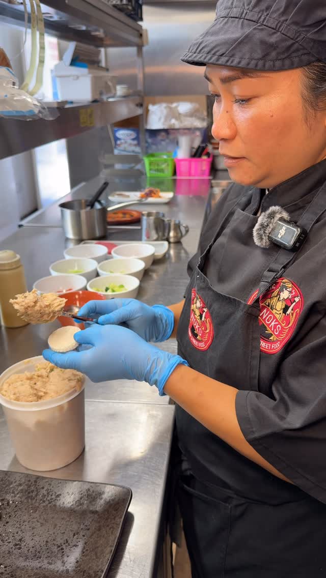 Nok’s in the kitchen making our new Crispy Golden Bites 😋
A mix of prawn & pork, topped with sesame and served with her homemade sweet chilli plum dip
Crunchy, juicy, and full of flavour - the perfect little starter to kick things off 👌
Don’t forget you can get 10% off when you order online through our website using code NOKS10 👏
#thaifood #noksthaistreetfood #thaistreetfood #manchesterfood #bramhall #stockport #noksthai