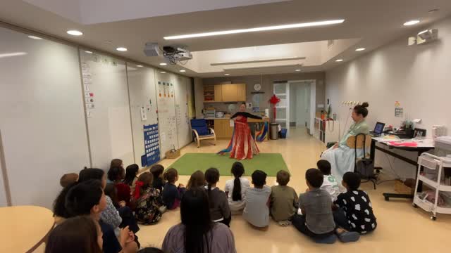 中秋快乐! (Zhōngqiū kuàilè!) 🌕✨
The Mid-Autumn Festival is one of the most cherished holidays in Chinese culture.
Our students joined in the festivities by painting lanterns, tasting delicious mooncakes, and discovering the traditions of this special celebration through dance and storytelling!