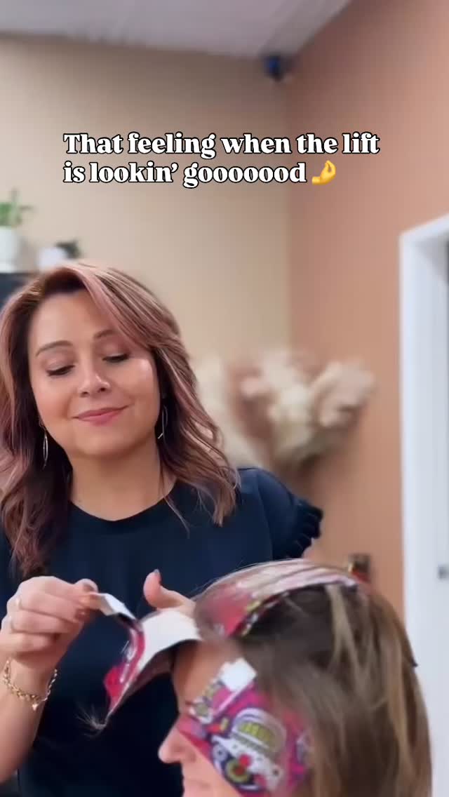 How we feel when we do a little foil check… and your hair is lifting like a dream ☁️ ✨
P.S. how cute are these foils?! 😍
.
.
.
.
.
#TrustTheProcess #BlondeAmbition #artehairstudio #bellevuehair #bellevuesalon #bellevuehairsalon #arte #rentonwa #rentonhairstylist #modernsalon #bellevuehairstylist #bellevuewa #salonlife #salonreels