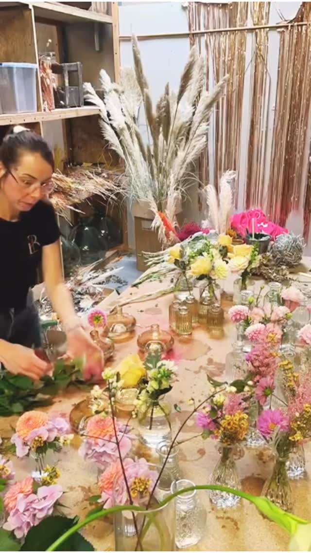 L’Atelier fleurs d’Alexandrine @breizhloue__fleurs là où la magie opère ✨ Fleurs fraîches ou séchées, bouquets, compositions, dans de jolis vases, avec des bougies, autour d’une arche…Alexandrine créer avec passion la décoration dont vous rêvez pour vos événements 🌹💐🌼
#breizhloue #breizhloue_fleurs #decorationflorale #fleurs #powerofflowers