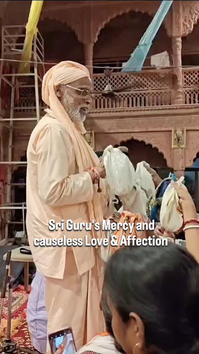 Beautiful and sweet moment after Hari-katha in Gopinath Bhavan of Bengali devotees handing over their japa malas to Gurudeva for him to chant on their beads.
With smiling face Srila Gurudeva, Srimad BV Vana Goswami Maharaja is showering his mercy while chanting on then one by one 😍❤️🙏🏽
.
.
#mercy #vrindavan #kartik #vanamadhuryam #guru