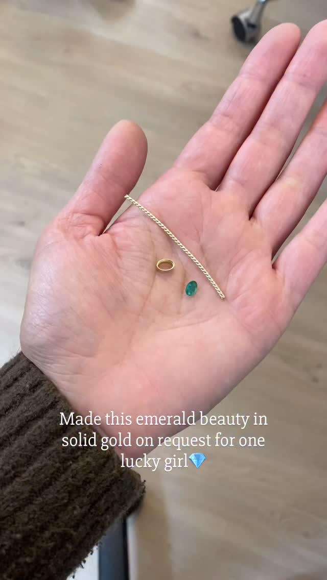 Emerald, the birthstone for the month May😍💚 #amsterdam #overtoom #leidseplein #funthingstodoamsterdam #gemstones