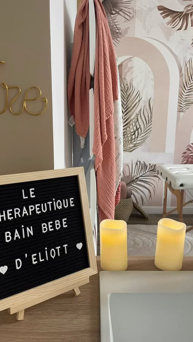 Dans le creux du thérapeutique bain bébé ,lové entre l’eau et les bras, bébé a pris la pose du penseur, comme si son petit cœur écoutait déjà les secrets du monde….
#BainBébé #BainDeSonia #ThalassoBainBébé #BainThérapeutique #BainRelaxantBébé #DétenteBébé #BébéApaisé #BébéBienÊtre #BainÉmotionnel #RituelBébé #PremiersMoments #BainDeDétente
#tbb