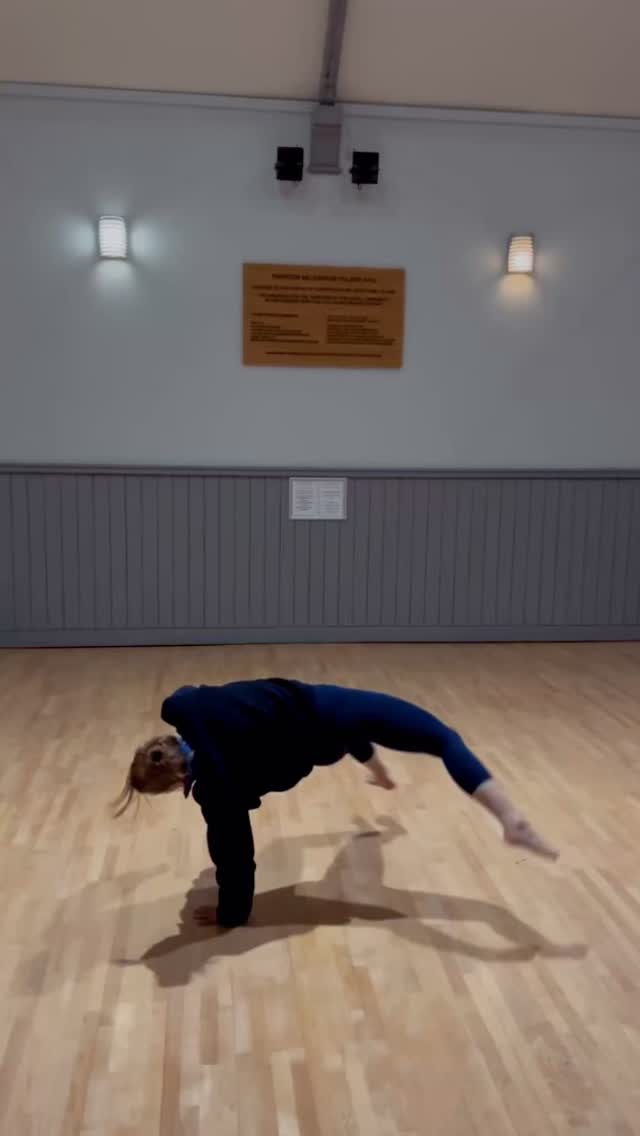 Everyone now and then I have the space to myself and get to indulge in exploring movement, gather ideas and try new things 👣
What a joy to take up space, to be, move and discover 🌞
_____
🗓️Next Mixed Movement Practice Friday 17th @ Twerton Village Hall, 7.15pm
📍Bath
All backgrounds, skills, ages and bodies welcome 🙏🏼
Probably my favourite class to teach - round the week off in this lovely space, reset, learn some shapes, interact with likeminded movers & have fun!
Working with and through the body to open ourselves up to new possibilities, gain confidence and agility of body and mind. Unlocking physical intelligence through movement sequences and playful tasks.
Physical movements to feel good in our bodies and internal practices for clarity and ease within.
🌞Book in online Kalila.co.uk 🌞
#movementpractice
#bathmovementpractice
#movemore
#reset
#holisticmovement
#whatsonbath
#visitbath #bathuk