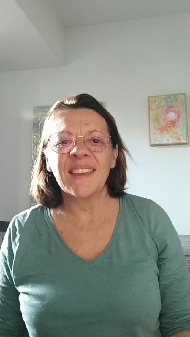 On met plus de liberté dans notre vie cette semaine en essayant de se défaire des addictions toxiques qui nous abîment l'âme. Quelles sont vos routines que vous pouvez identifier comme clairement toxiques et par quoi voudriez-vous essayez de les remplacer?
Demandez de l'aide si cette transformation est difficile: certaines addictions ne peuvent pas se libérer seul.e, mais le point de départ c'est déjà de les identifier et de décider que l'on a envie de lâcher et d'être libre.
Belle semaine !
#connaissancedesoi #archetypes #ame #energetique #oracle #ombreetlumiere #intuition #emotions