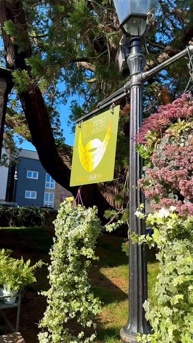 Itâs that time of year again for decorating with natures bountiful fruits and flowers with beautiful seasonal arrangements like this Autumnal wreath to adorn your home or office. Designed and crafted by @flowerbear68 at @beardedflorista
- Ad: Notice the brown paper sack⌠we use @compost.uk for all of our green composting ~ nothing goes to waste
#totnesflorist #devonflorist #naturallyabundant #flowerlover #autumnwreath