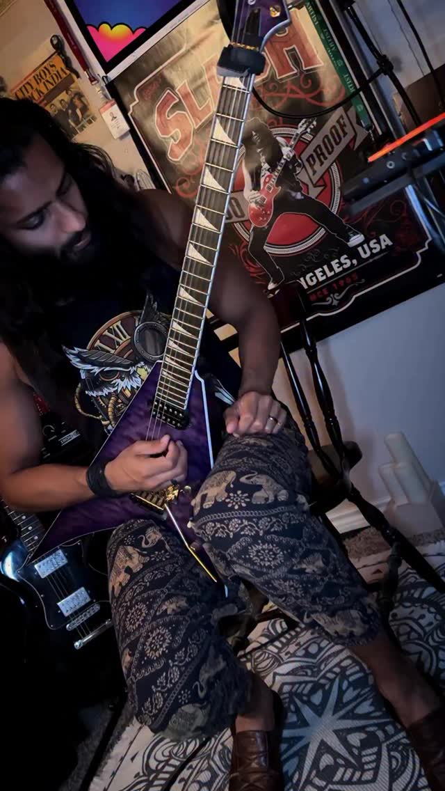 Who played this iconic solo?
•
#hyphenthazhath #guitarplayer #solo #guitarsolo #melodic #ballad #houston