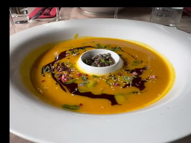 Unsere Herbstgerichtr sind da. Alles frisch und mit Liebe gekocht. Kürbis-Ingwer-Karottensuppe mit Kernöl und klassische Rinderroulade, selbst gefüllt.
#essenintrier #weinwirtschafttrier #weinwirtschaft #tapastrier #restaurant #frischgekocht #frischeküche #regionaleküche