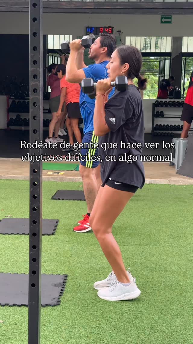 Si tu objetivo te parece imposible, la clave no es entrenar más duro; es cambiar tu entorno.
Rodeate de gente que hace ver los objetivos difíciles en algo normal. Cuando estás en un espacio donde el esfuerzo y el progreso son la regla, no la excepción, de repente, ese gran reto se siente mucho más cerca.