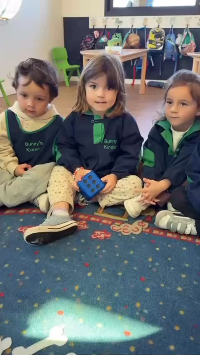 Learning math through play!
The kids roll the dice and help the puppy find his bones. 🐶💛 Every roll is a new math adventure! 🎲✨