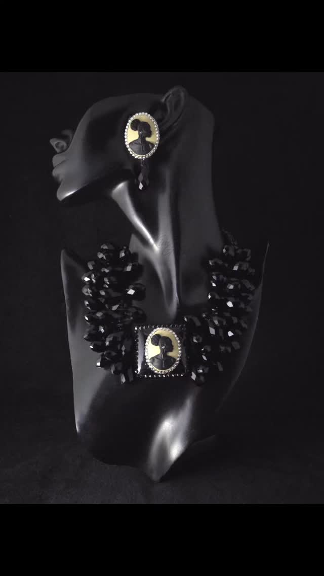 Client: "I love Cameo's. Do you think you could create me a few sets using Cameo's?"
Me: 👇
#whatwillicreatenext #handcraftedjewelry #jewelrydesigner #statementjewelry #boldjewelry #runwayjewelry #beadaholic #statementnecklaces #cameojewelry #cameojewellery #cameonecklace #liveyourjewelrydreams